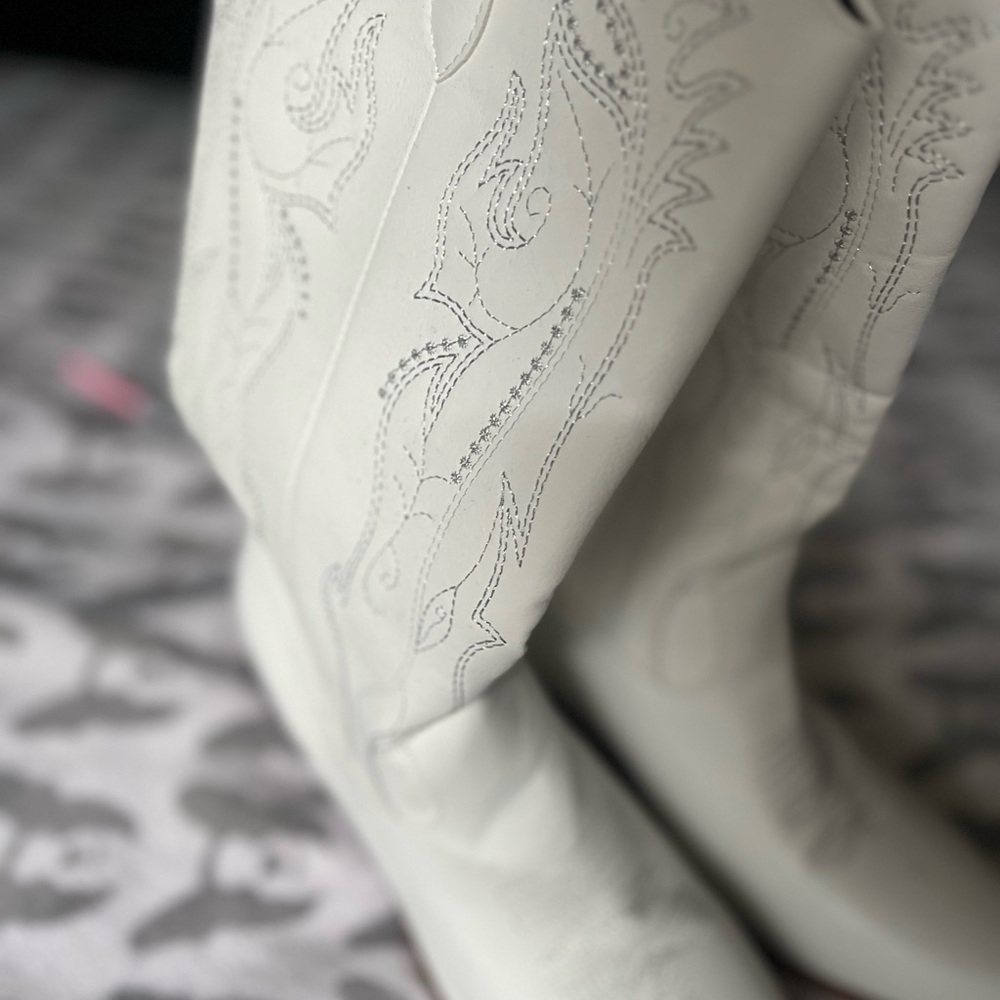 White Western Cowboy Boots - Picture 2 of 7